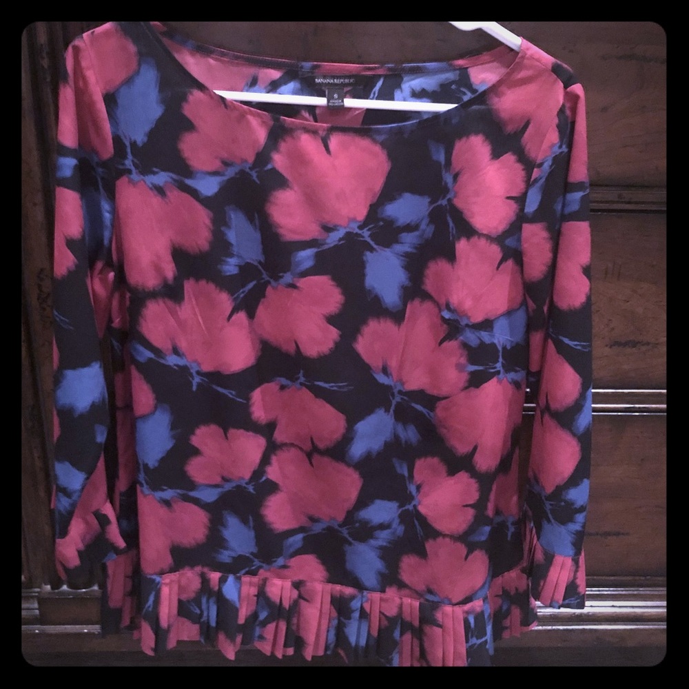 Adorable Banana Republic blouse, size small